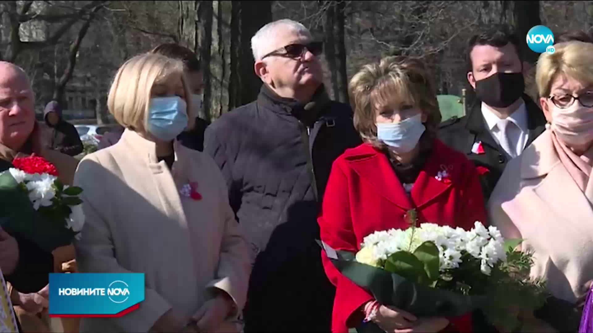 В ПАМЕТ НА ЗАГИНАЛИТЕ МЕДИЦИ: Поклонение пред Докторския паметник в София