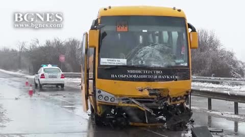 Мъж почина при катастрофа с училищен автобус край Смядово