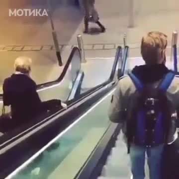 Упорита баба на ескалатор