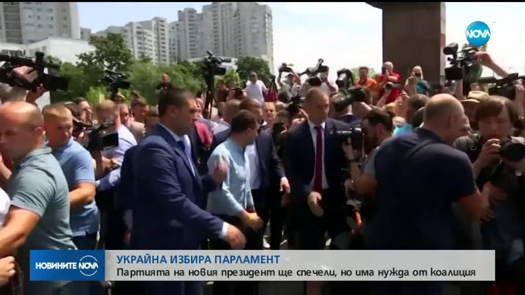 В Украйна гласуват на предсрочен парламентарен вот