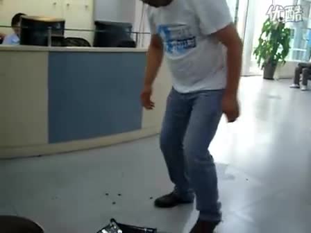 Китаец си троши Лаптопа 