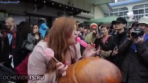 Ето какви близалки облизват японски момичета на празник