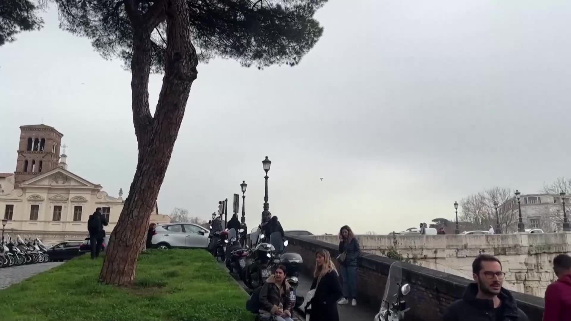 Папа Франциск беше приет за кратко в болница