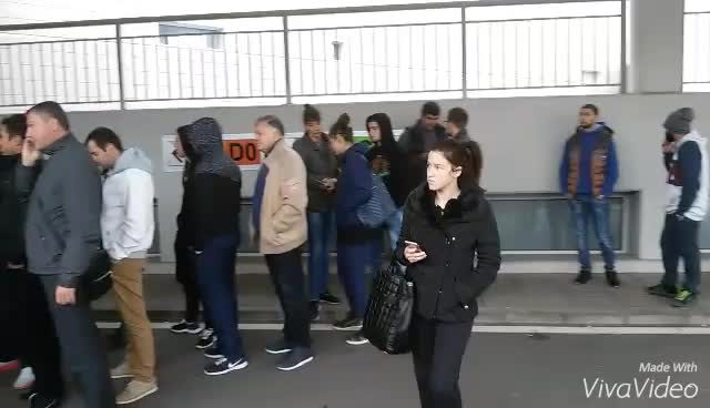 Стотици на опашки за билети за волейболния мач