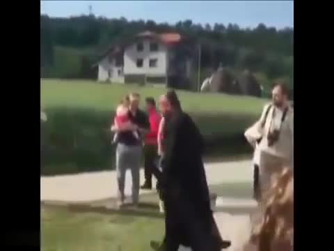 За този сватбарски оркестър тържеството рано приключи
