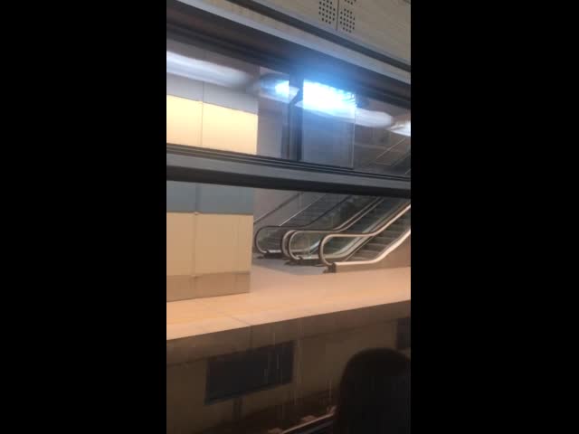 Дъждът и в метрото върху релсите