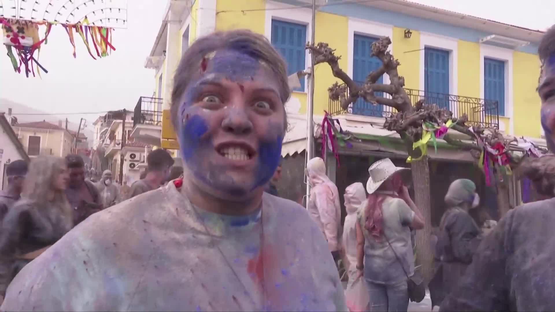 "Брашнени войни" обхванаха централна Гърция (ВИДЕО)