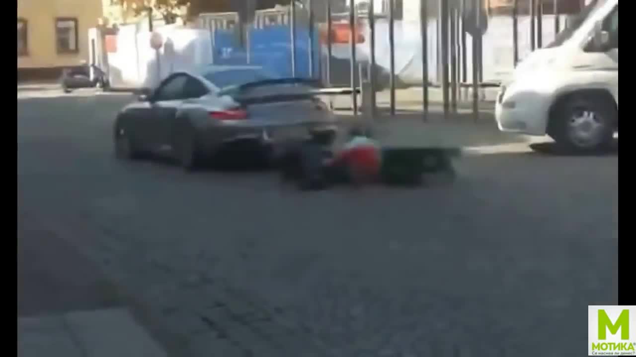 какво се случва, когато Трима Другари бутат Порше, за да запали!