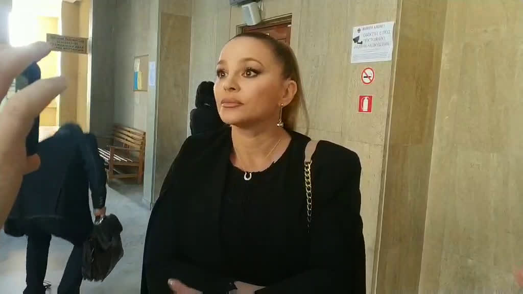 Певицата Деси Слава даде показания в Бургаския окръжен
