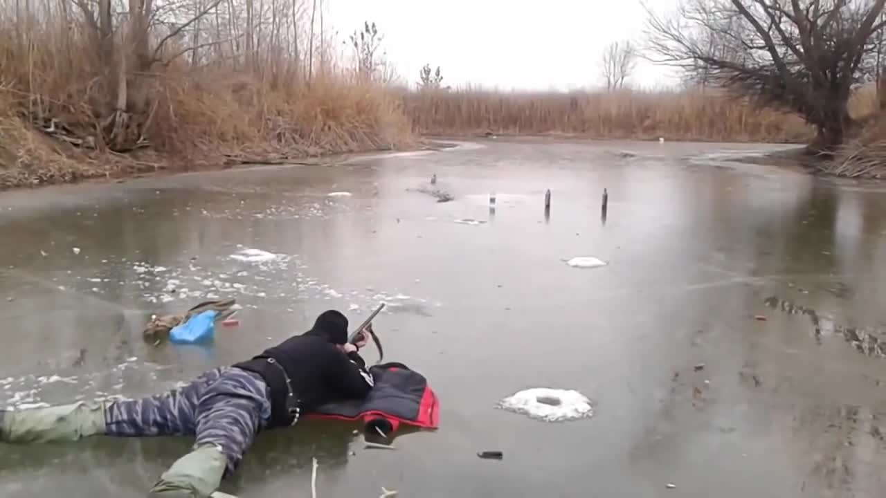 Лудите руснаци отново в действие! - Вижте как тренират биатлон на бутилка водка
