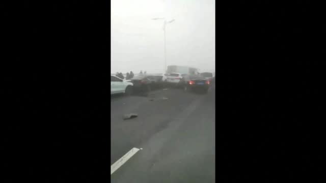 Верижна катастрофа със стотици автомобили в Китай, има и жертва