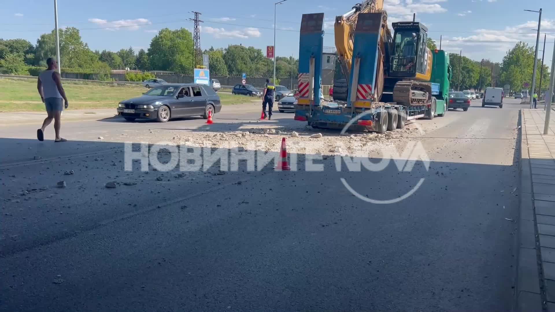 Камион, натоварен с багер, блъсна и повреди мост