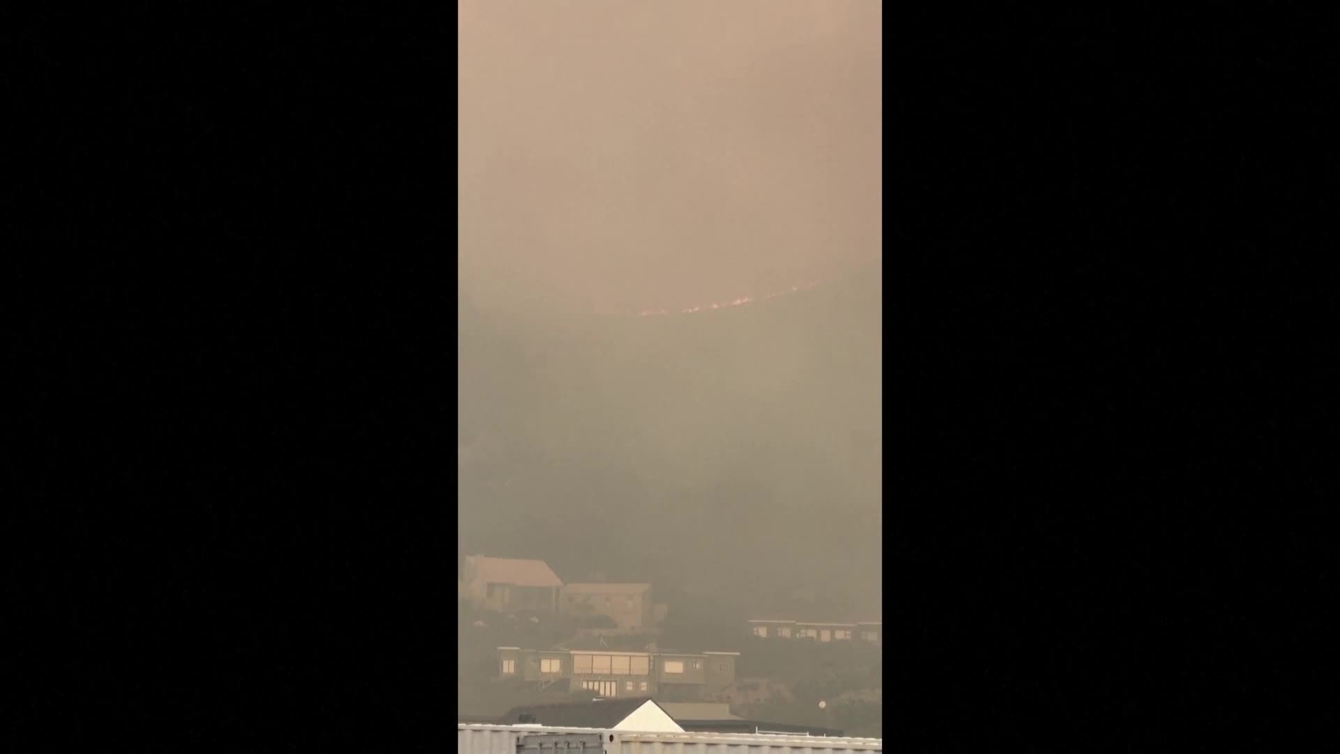 Мащабни пожари оцветиха небето над Южна Африка в оранжево (ВИДЕО)