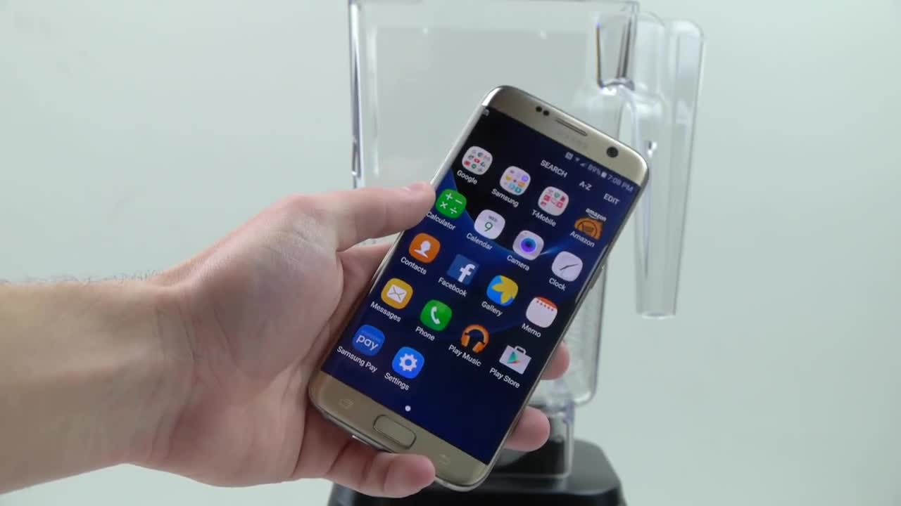 Какво се случва със Samsung Galaxy S7 Edge, когато го поставите в блендер