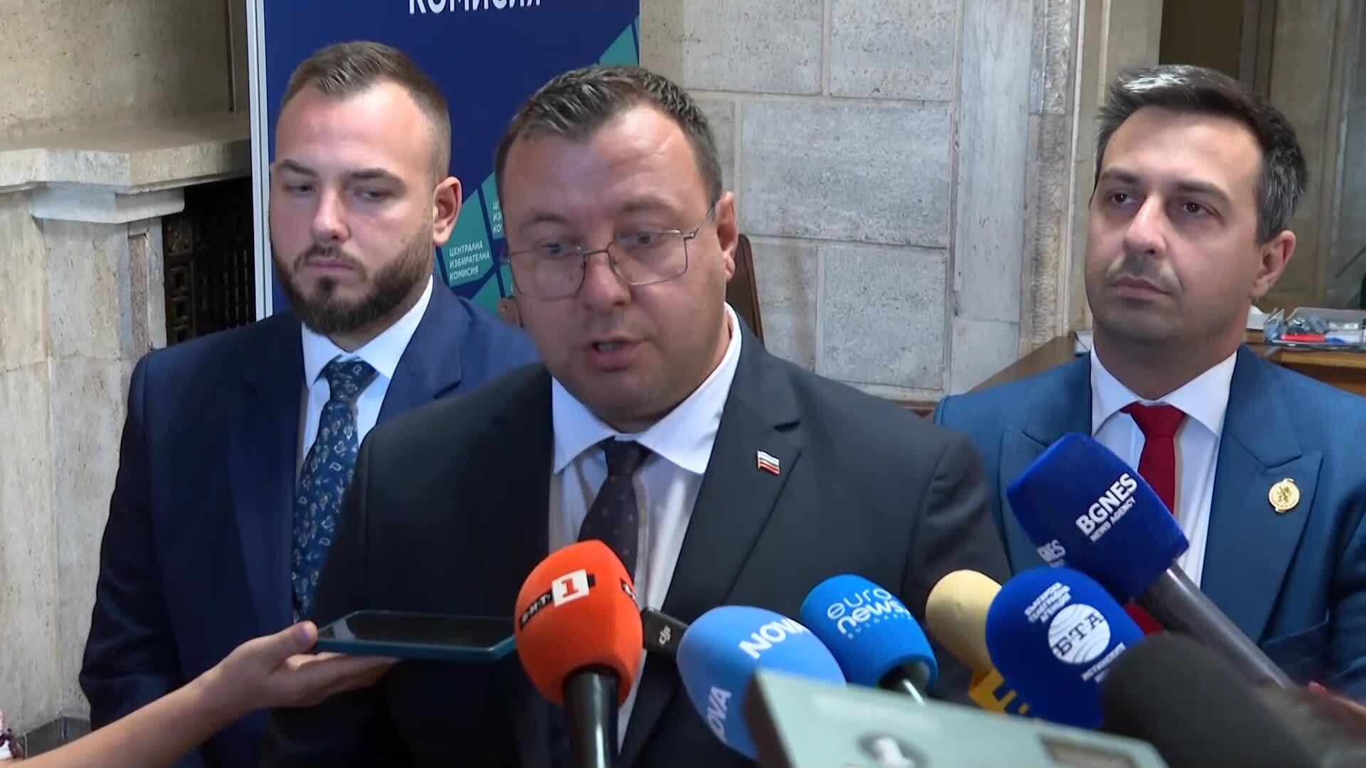 „Възраждане“ внесе в ЦИК документите за регистрация на кандидатпрезидентската си двойка