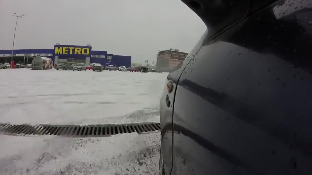 Паркинг на „метро“ се превърна в дрифт писта