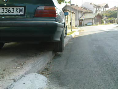 Супер Некадърно Паркирана Кола :D