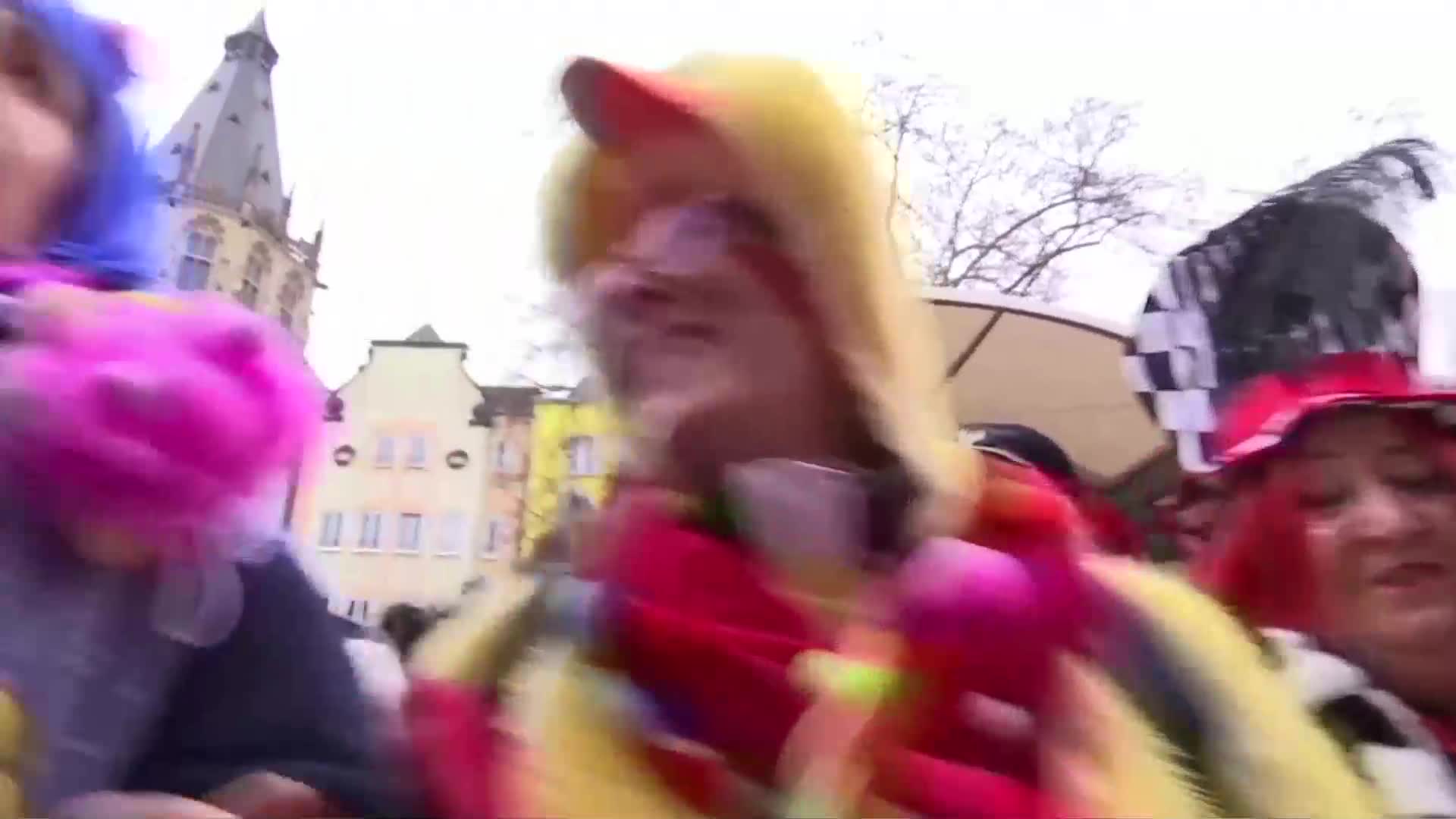 Хиляди излязоха по улиците на Кьолн за пищния карнавал (ВИДЕО)