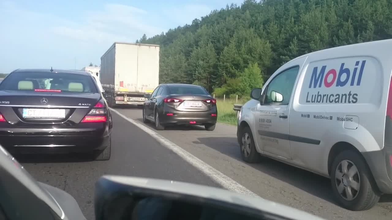 Шофиране в аварийната лента