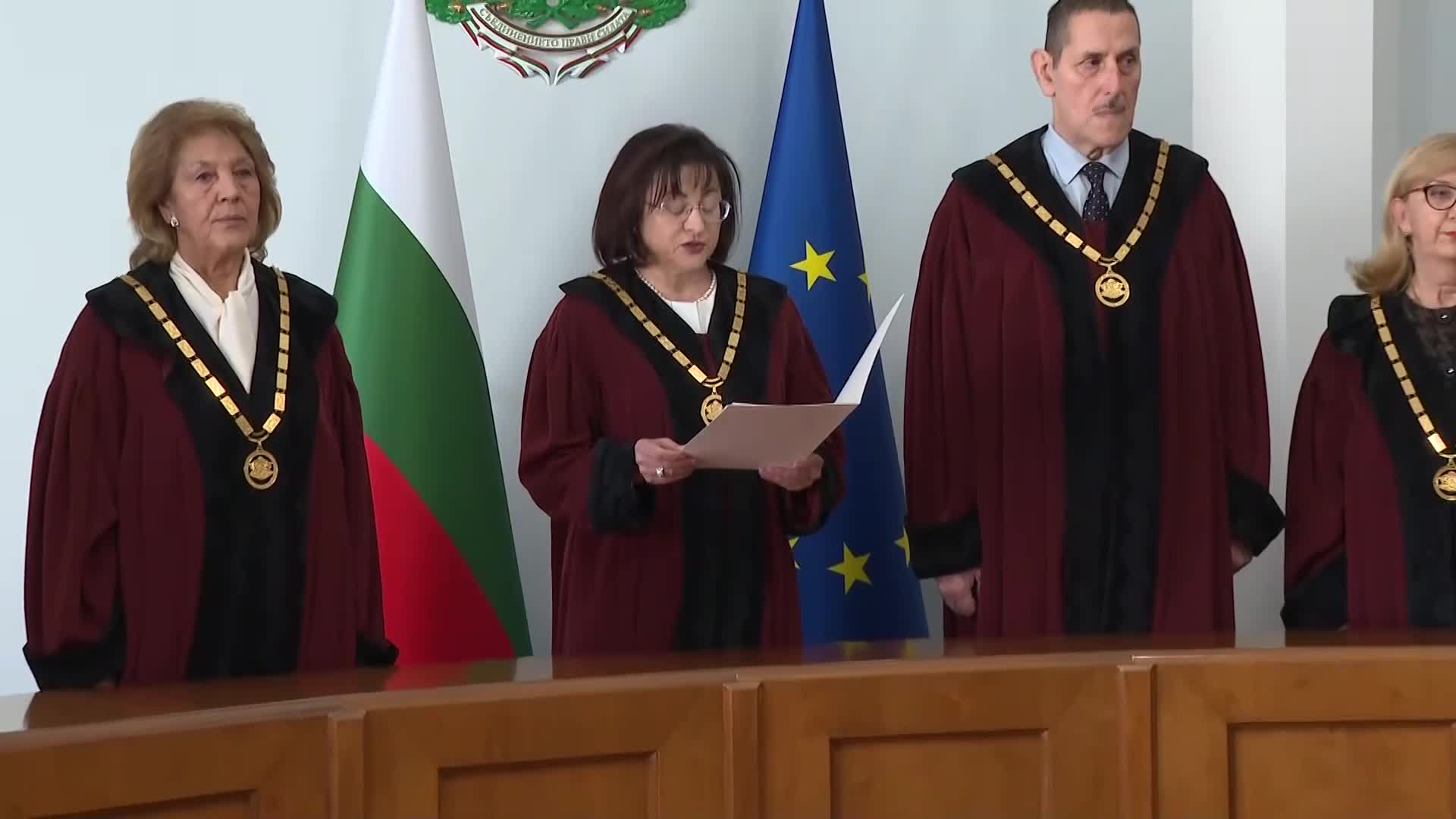 „Заклех се”: Атанасова и Белазелков официално са конституционни съдии
