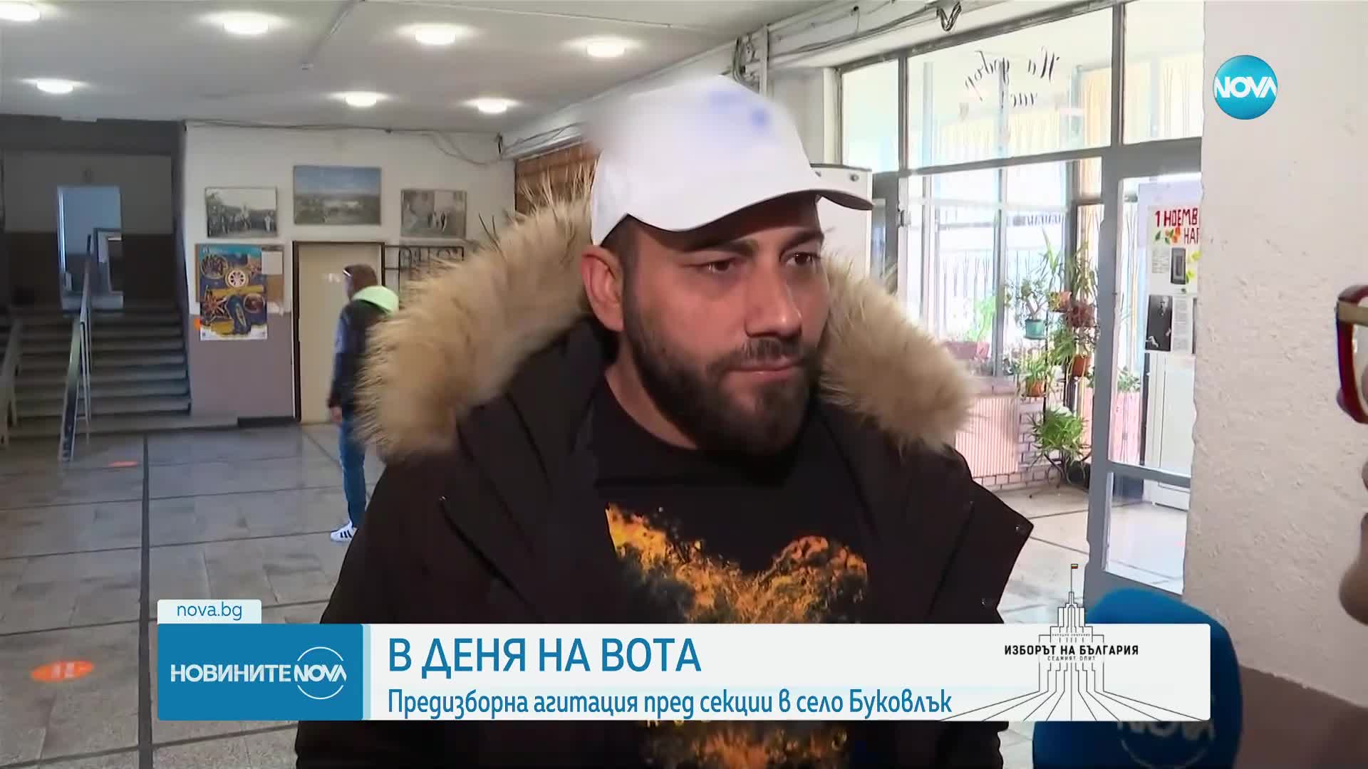 Агитация в село Буковлък: Мъже носят шапки с логото на политическа партия
