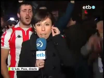 Този фен май си хареса репортерката