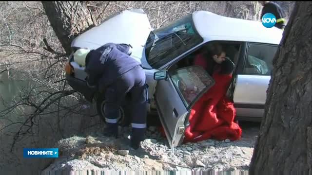 Лека кола се заби в дърво в района на Кресненското дефиле