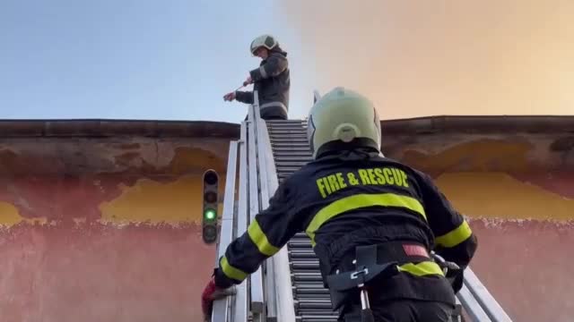 Гори емблематичното за Казанлък кино "България"