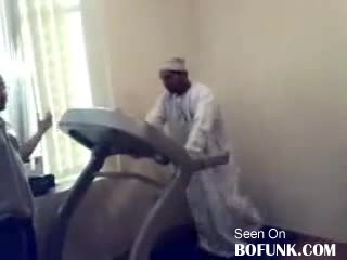 Арабин Във Фитнеса - Не е за хора със слаби сърца !! Ще се смеете Много :d:d:d:d