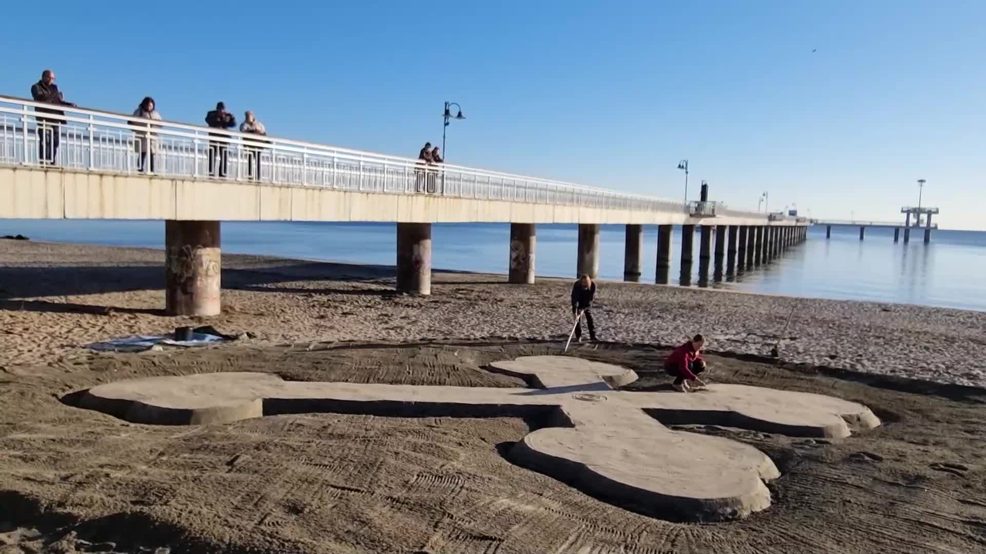 13- метров кръст се появи на плажа в Бургас на Богоевление