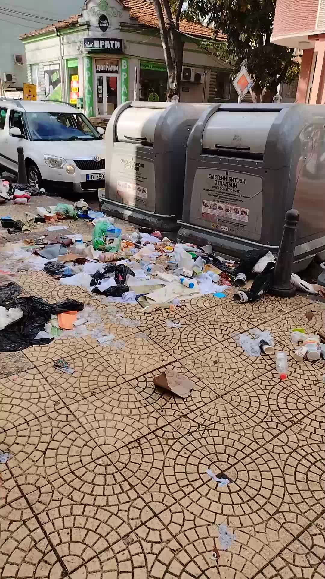 Мръсотия в центъра на Варна