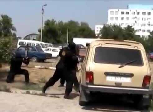 Полицията в Русия залавя дилър, продаващ наркотици от бронирана кола