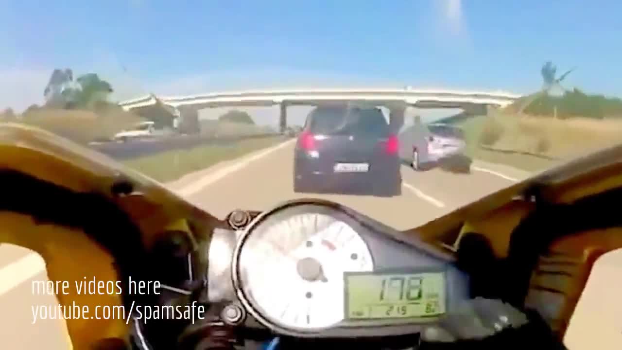 Suzuki Hayabusa почти удря автомобил отзад