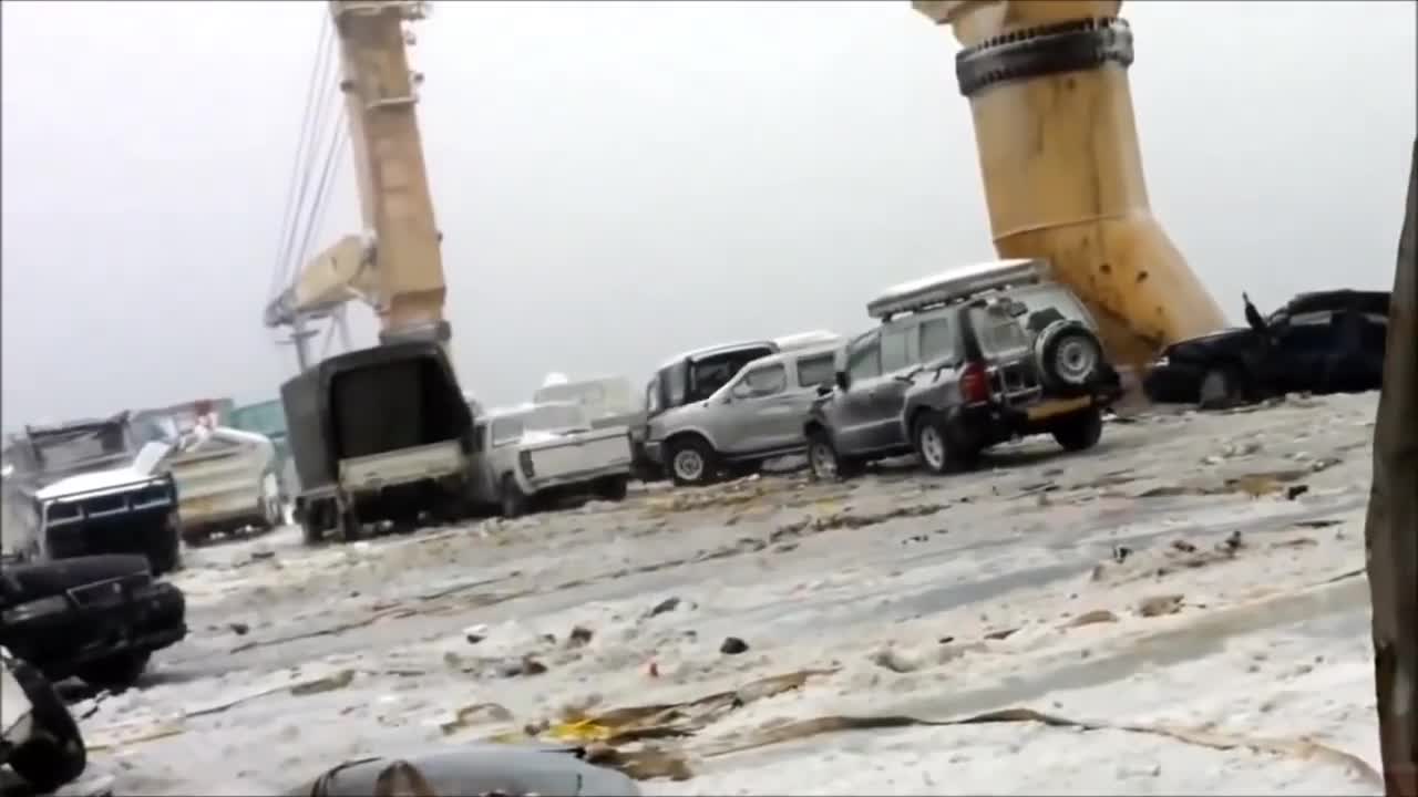 Вижте какво се случва на борда на този ферибот, по време на силна буря!