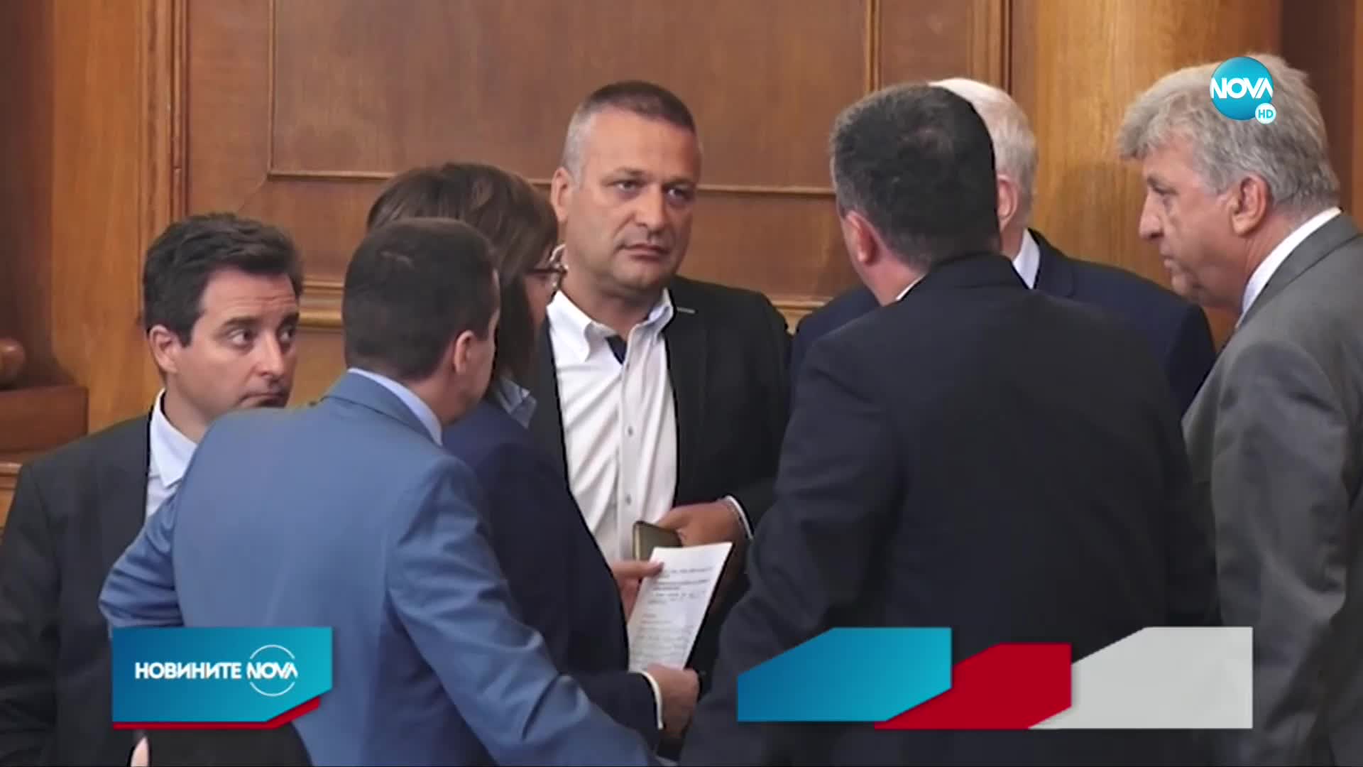 Парламентът гласува оттеглянето на Пламен Николов