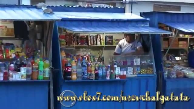 Продавач си прави чикии на пазара : D