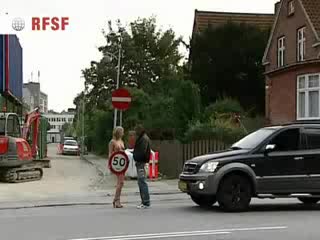 Голи Момичета Регулират Трафика В Холандия