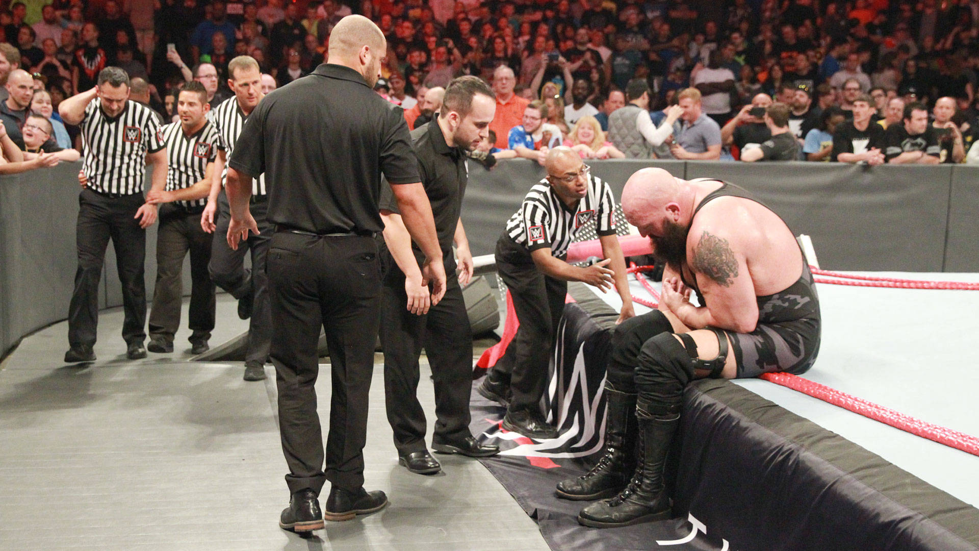 Биг Шоу получи сътресение и едва успя да напусне ринга след боя с Браун Строуман