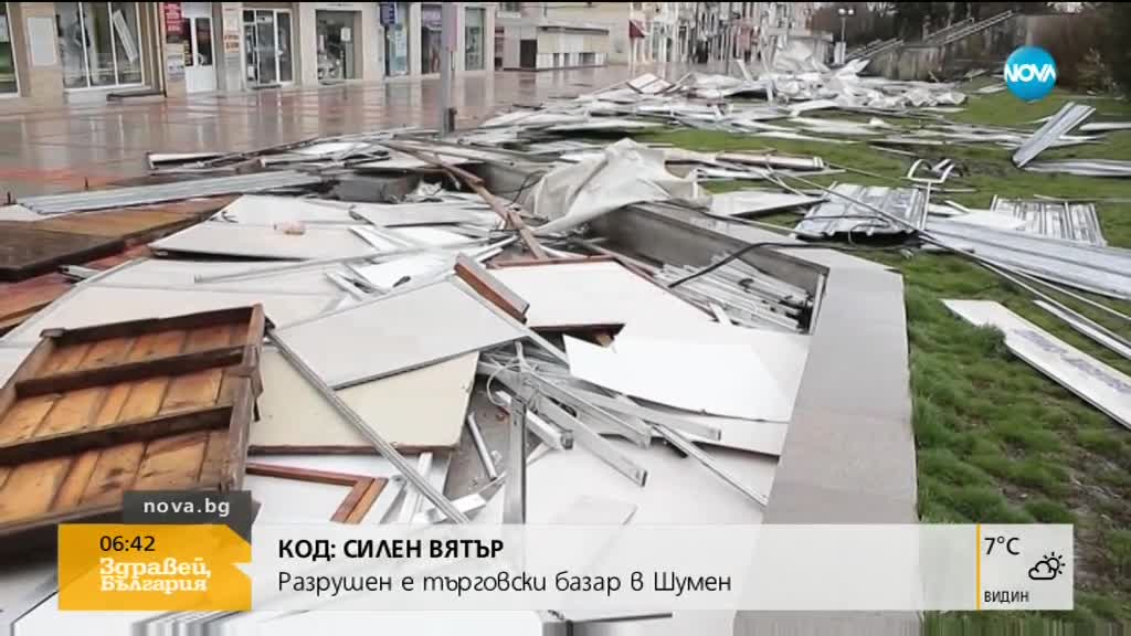Силен вятър събори временни постройки в Шумен