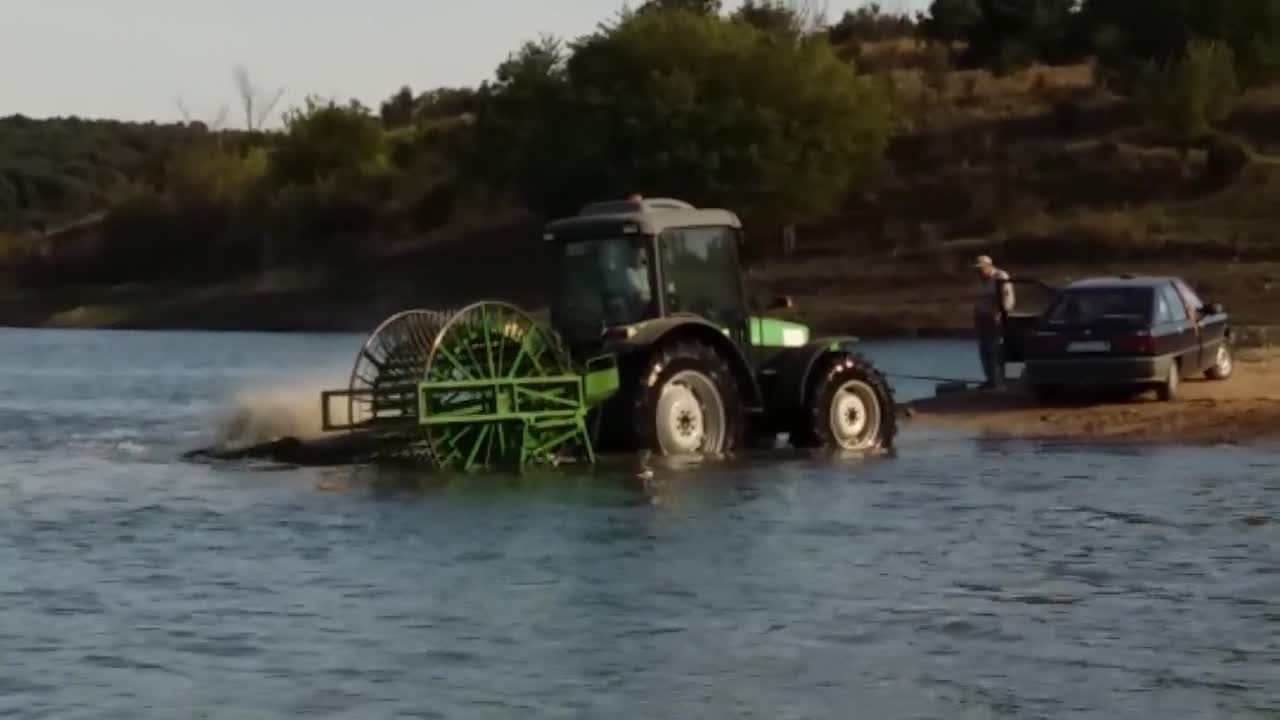Миене на трактор в язовир