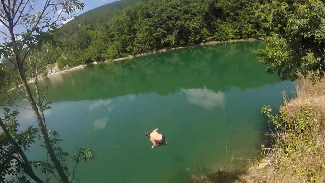 Забавление на макс в България