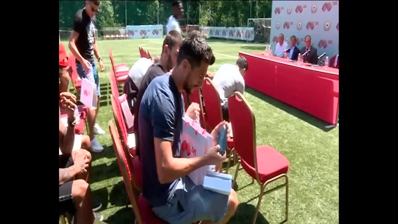 Футболистите на ЦСКА със специални телефони