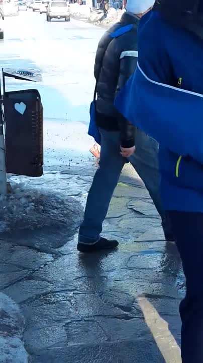 Как асфалтират дупките в Банско?