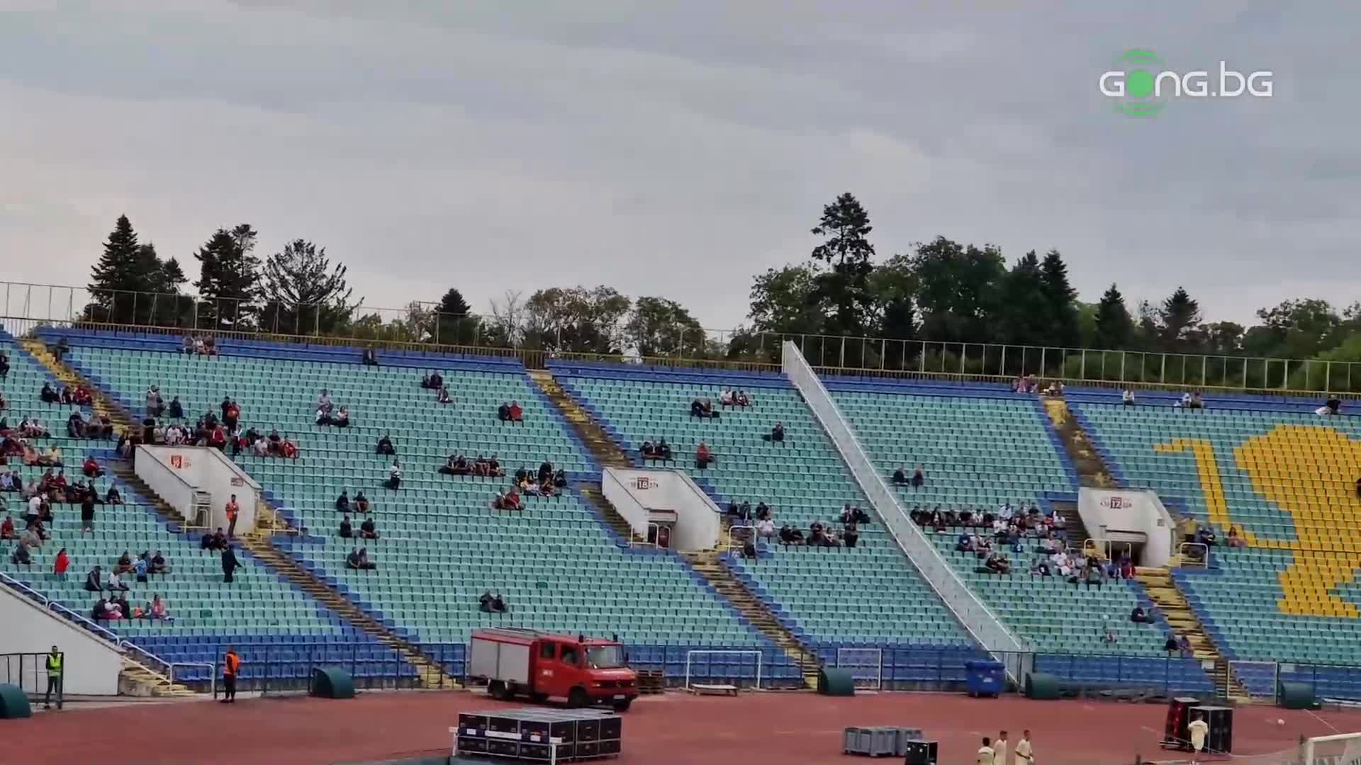 Атмосферата на "Васил Левски" минути преди началото на Мача на надеждата