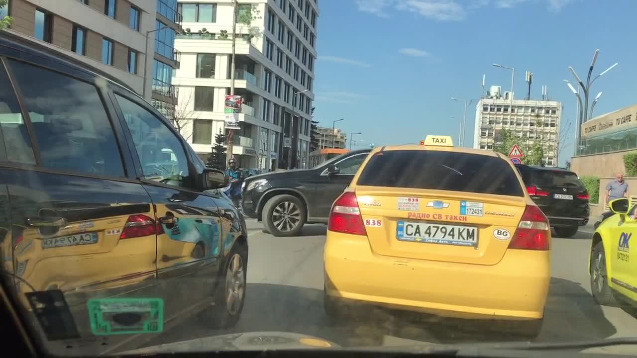 Тотално незачитане на пътна маркировка!