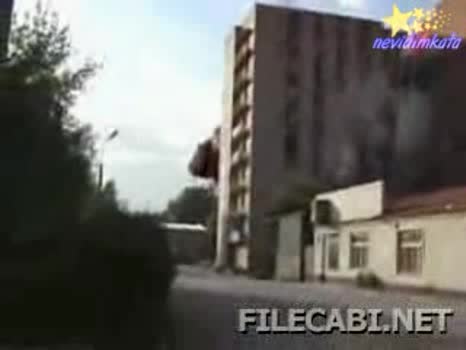 УНИКАЛНИ КАДРИ - Самолет Се Разбива В Сграда!!!