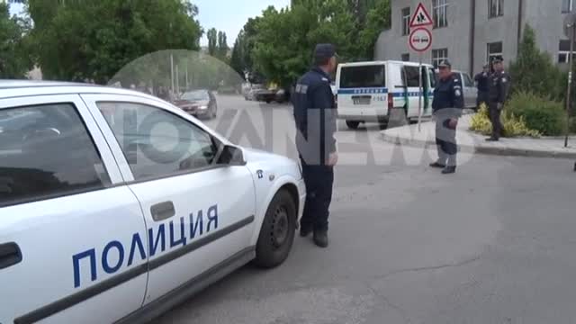 Мъж се барикадира в дома си в Хасково