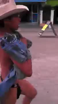 Мексиканец хвана жена си друг мъж в леглото ! Вижте какво се случи !