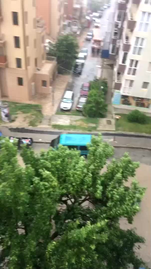 Силен дъжд във Варна праверъна улица в река