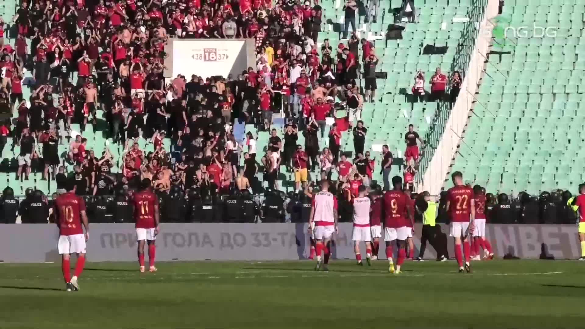 ЦСКА и Левски поздравяват феновете си след ремито на "Васил Левски"